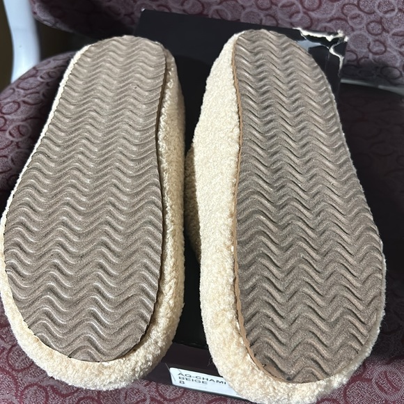 NIB Women's Chami Faux Shearling Slippers - Size 8 - beige - Picture 6 of 6